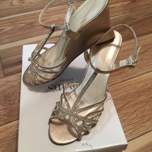 NWB Davids Bridal Mid Heel Wedge RoseGold Sandal 9